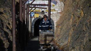 A tine miner pushing a cart in Japo cooperative mine, Bolivia
